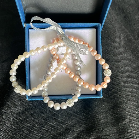 NWOT set 3 cultured freshwater pearl stretchy bracelets w/ a crystal accent bead - Picture 4 of 4